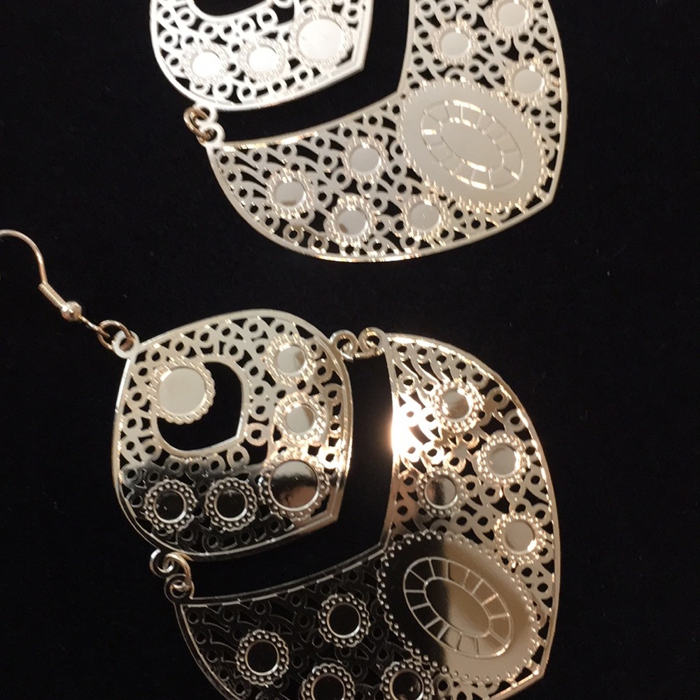 NEW! SASSY Gold-plated Thin/Light-weight Earrings